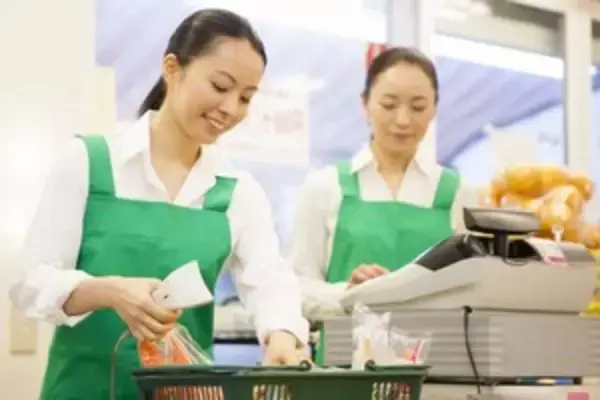 日本のスーパーのレジ係が見せる、驚きの「超整理術」　