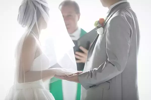 結婚式を執り行うのは神父？牧師？違いや結婚式での役割を解説！