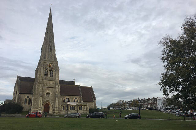 結婚式を執り行うのは神父？牧師？違いや結婚式での役割を解説！