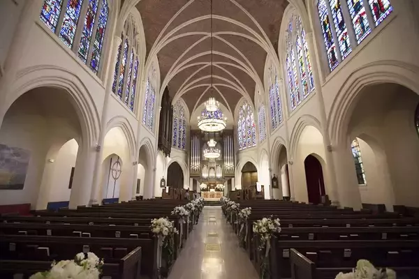 「結婚式を執り行うのは神父？牧師？違いや結婚式での役割を解説！」の画像