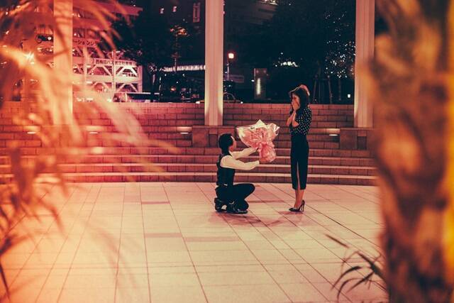 【夢占い】プロポーズされる夢の意味24選！相手・状況別の暗示