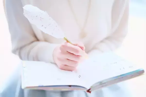 「「引き寄せノート」とは？願いを叶えるための書き方のコツ！」の画像