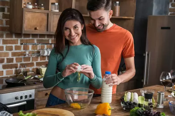 「愛が深まるおうちデート！ 成功させるアイデアやコツを紹介」の画像