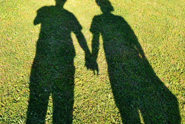 手を繋ぐ男性心理とは？ シーン別に分析＆男性が喜ぶ反応も
