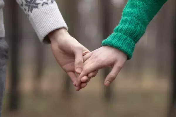 「手を繋ぐ男性心理とは？ シーン別に分析＆男性が喜ぶ反応も」の画像