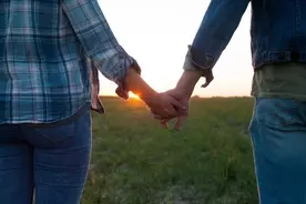 パートナーと手をつなぐ 年を重ねるほど二人の手と手は離れ 19年10月24日 エキサイトニュース