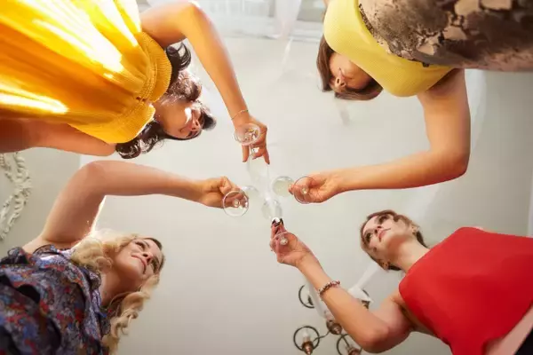 「初めての立食パーティ！失敗しない服装＆基本マナー【女性編】」の画像