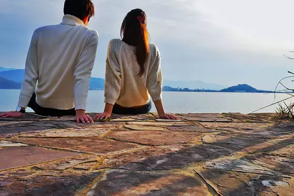 「付き合って半年の壁とは？気持ちの変化や乗り越えるコツも！」の画像