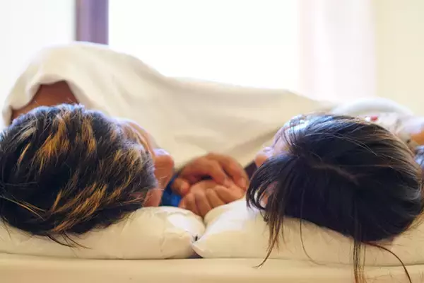 「腕枕をする男性の心理とは？男女別のお悩み＆解決策も公開！」の画像