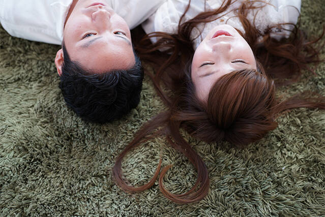 腕枕をする男性の心理とは？男女別のお悩み＆解決策も公開！