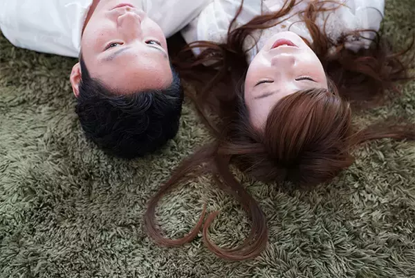 「腕枕をする男性の心理とは？男女別のお悩み＆解決策も公開！」の画像