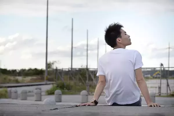 「恋人と距離を置くとは？置きたい心理や冷却期間中の過ごし方など」の画像