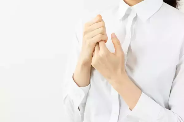 「【夢占い】蜂に刺される夢の意味・暗示30選！体の部位・状況別に解説」の画像