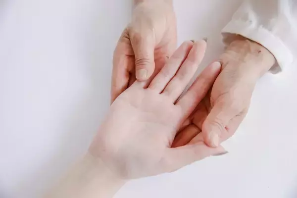 「【手相占い】運命線で何がわかる？長さ・濃さ・形別の見方を解説」の画像