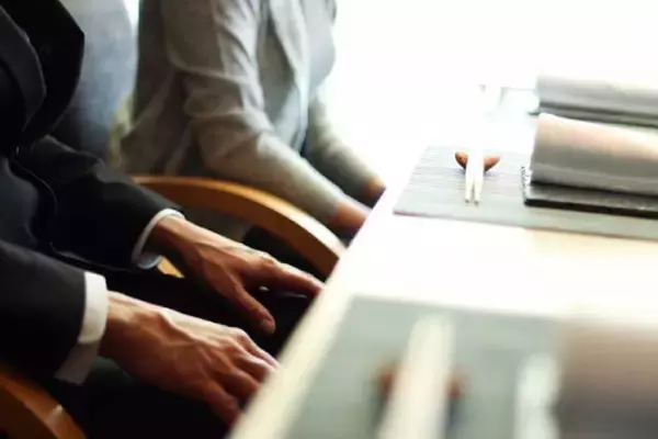 「付き合い始めで彼女の親に挨拶は必要？手土産などマナーも解説！」の画像