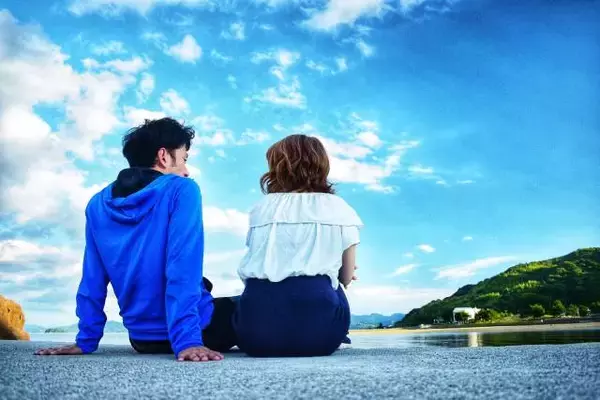 「付き合い始めで彼女の親に挨拶は必要？手土産などマナーも解説！」の画像