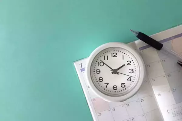 「付き合い始めで彼女の親に挨拶は必要？手土産などマナーも解説！」の画像