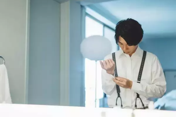 「付き合い始めで彼女の親に挨拶は必要？手土産などマナーも解説！」の画像