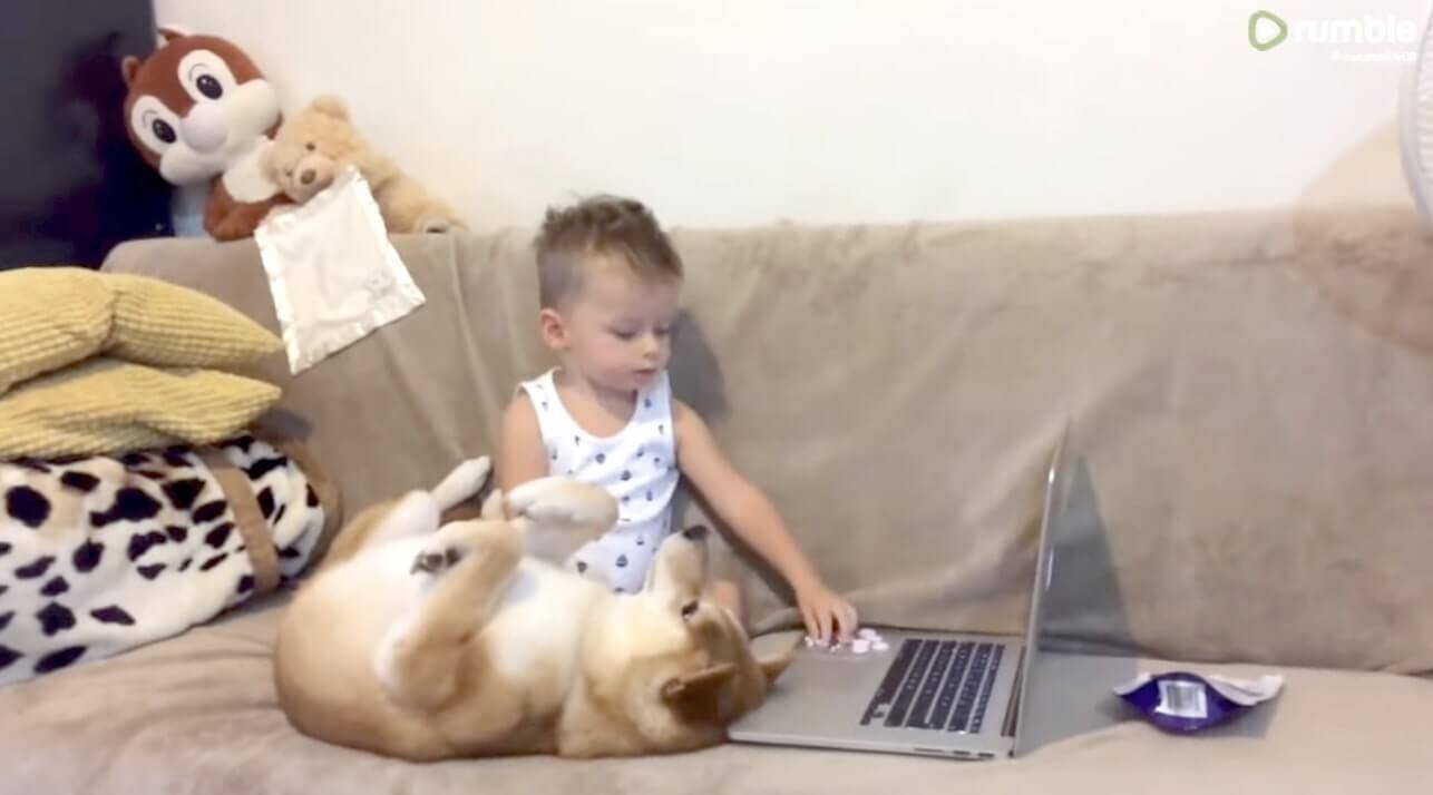 動画に夢中な息子くんと 横に寝転がる柴犬が合間にチュウ そしてまたチュウ 何だこの世界一可愛い光景は 動画 21年8月2日 エキサイトニュース 2 2