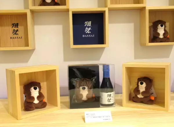 「獺祭」とアートのコラボ味わう 日本橋三越本店、5月26日まで 限定酒・アニメ・酒器・ぬいぐるみも 酒造りの哲学と本質を表現
