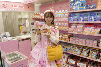 三立製菓×JR東海プラス  浜松駅にポップアップ店舗  「カニスク」新幹線ホームに登場