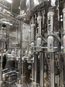 「デイリーの日本酒はアルミ缶で」 新潟・菊水酒造の新たな挑戦 ボトル缶の新充てん機を導入