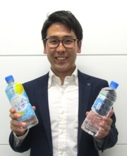 アサヒ飲料、「生活をラクにする水」でミネラルウォーター市場に挑む　山崎弘也さんと生見愛瑠さんがラベルのはがしやすさ訴求