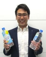 アサヒ飲料、「生活をラクにする水」でミネラルウォーター市場に挑む　山崎弘也さんと生見愛瑠さんがラベルのはがしやすさ訴求