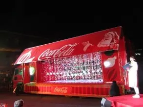 「コカ・コーラ」横浜の夜空で国内最大規模のクリスマスドローンショー　伝えたい「きっと世界はもっと優しくなるはず」