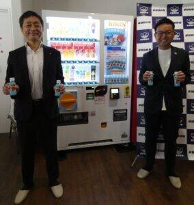 キリン自販機で飲料業界初ガチャガチャ体験　1本購入してハンドル回すと子ども健康飲料1本もらえる　親子にワクワク感や楽しさ