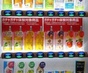 キリン自販機で飲料業界初ガチャガチャ体験　1本購入してハンドル回すと子ども健康飲料1本もらえる　親子にワクワク感や楽しさ