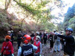 森に学ぶコカ・コーラ社員　八王子の里山復元へ森に入り間伐　土に雨水を浸透させて生物多様性にも貢献する水資源保全活動を体験