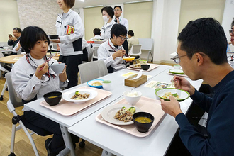 ナガセヴィータ 「世界食料デー」に社内イベント 学給支援国の料理を食堂で提供
