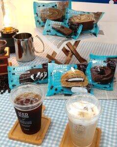 ファミリーマート「アイスコーヒー」で“最高傑作”　 コク追求しコーヒー豆使用のパン・焼き菓子との合わせ技で相乗効果狙う