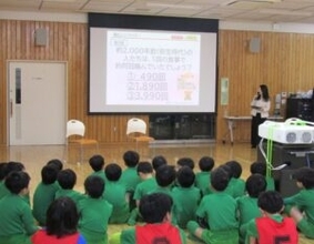 噛む力が強いと強いシュートが打てる　ロッテ・LOCOKが元プロサッカー選手・福西崇史さん招きガム噛みながらのサッカー教室開催