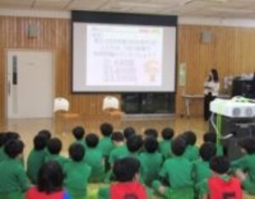 噛む力が強いと強いシュートが打てる　ロッテ・LOCOKが元プロサッカー選手・福西崇史さん招きガム噛みながらのサッカー教室開催