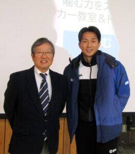 噛む力が強いと強いシュートが打てる　ロッテ・LOCOKが元プロサッカー選手・福西崇史さん招きガム噛みながらのサッカー教室開催