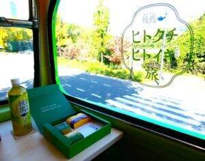 コカ・コーラ「綾鷹」で儒烏風亭らでんさん案内人に迎えてバスツアー運行開始　和モダンの車内で和菓子を提供　その目的は？