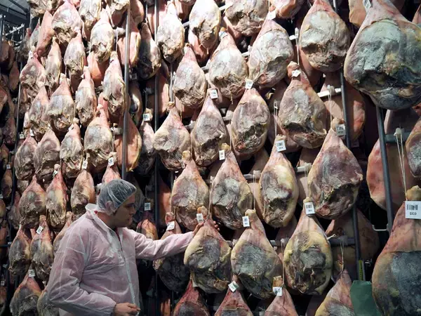 スペイン産豚肉輸入停止 生ハム市場にも打撃か 伊に続き長期化懸念