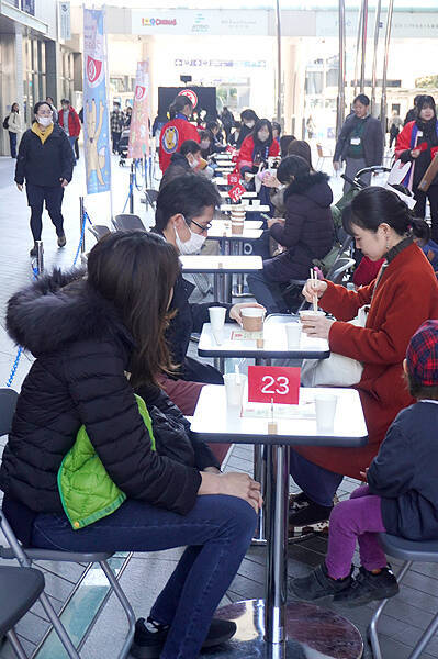 ヒガシマル醤油 試食イベント「うどんスープ食堂」 テレビCM人気を商品に誘導