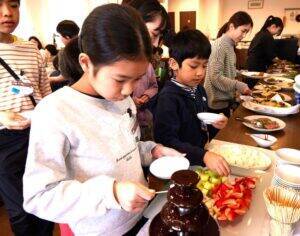 明治、カカオとチョコレートについて丸一日かけて「見る・食べる・体験する」ツアーを実施