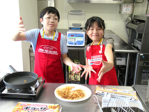 味の素冷凍食品をアレハピの子ども記者が取材 アレルギー配慮のギョーザ・から揚げなど深掘り 「おいしさと安全・安心の両立を徹底」