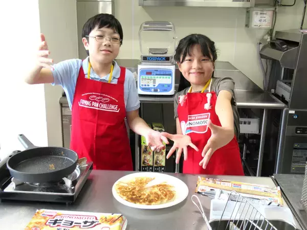 味の素冷凍食品をアレハピの子ども記者が取材 アレルギー配慮のギョーザ・から揚げなど深掘り 「おいしさと安全・安心の両立を徹底」