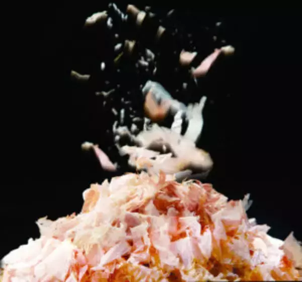 キンレイ「鍋焼うどん」、さらにおいしく進化 自社工場でかつお節を削り出した理由とは 50年のこだわり脈々と