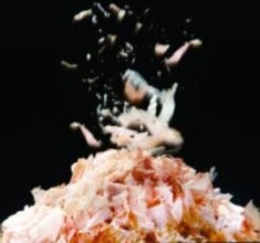 キンレイ「鍋焼うどん」、さらにおいしく進化 自社工場でかつお節を削り出した理由とは 50年のこだわり脈々と