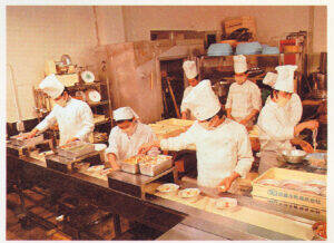 キンレイ「鍋焼うどん」、さらにおいしく進化 自社工場でかつお節を削り出した理由とは 50年のこだわり脈々と