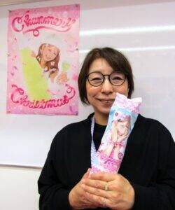 中小の瓶飲料・シャンメリーに強力な助っ人現る　その名は大人気インフルエンサー「しなこ」　商品プロデュースし原宿から発信