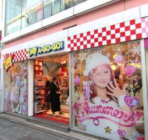 中小の瓶飲料・シャンメリーに強力な助っ人現る　その名は大人気インフルエンサー「しなこ」　商品プロデュースし原宿から発信