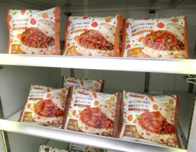 テーブルマーク 植物素材でおいしい「BEYOND FREE」 横浜・桜木町駅前で「雑穀ライスバーガー」試食イベント