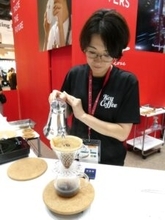 キーコーヒー、イタリア発のコーヒーブランド「イリー」を日本式のハンドドリップでアピール